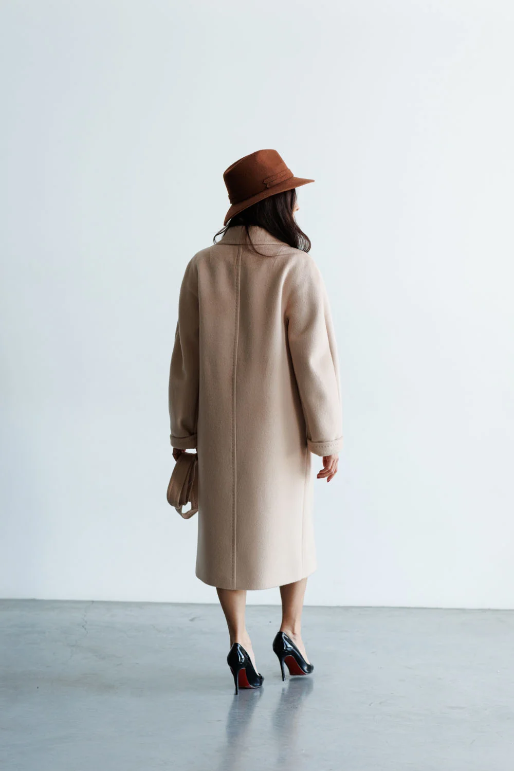 Довге жіноче вовняне пальто з поясом та англійським коміром (023/545)