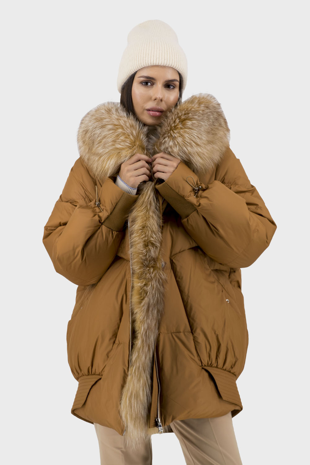 Geacă de iarnă pentru femei, tip puf oversized, cu blană de vulpe argintie, cu glugă Bella Bicchi. (coniac, 54)