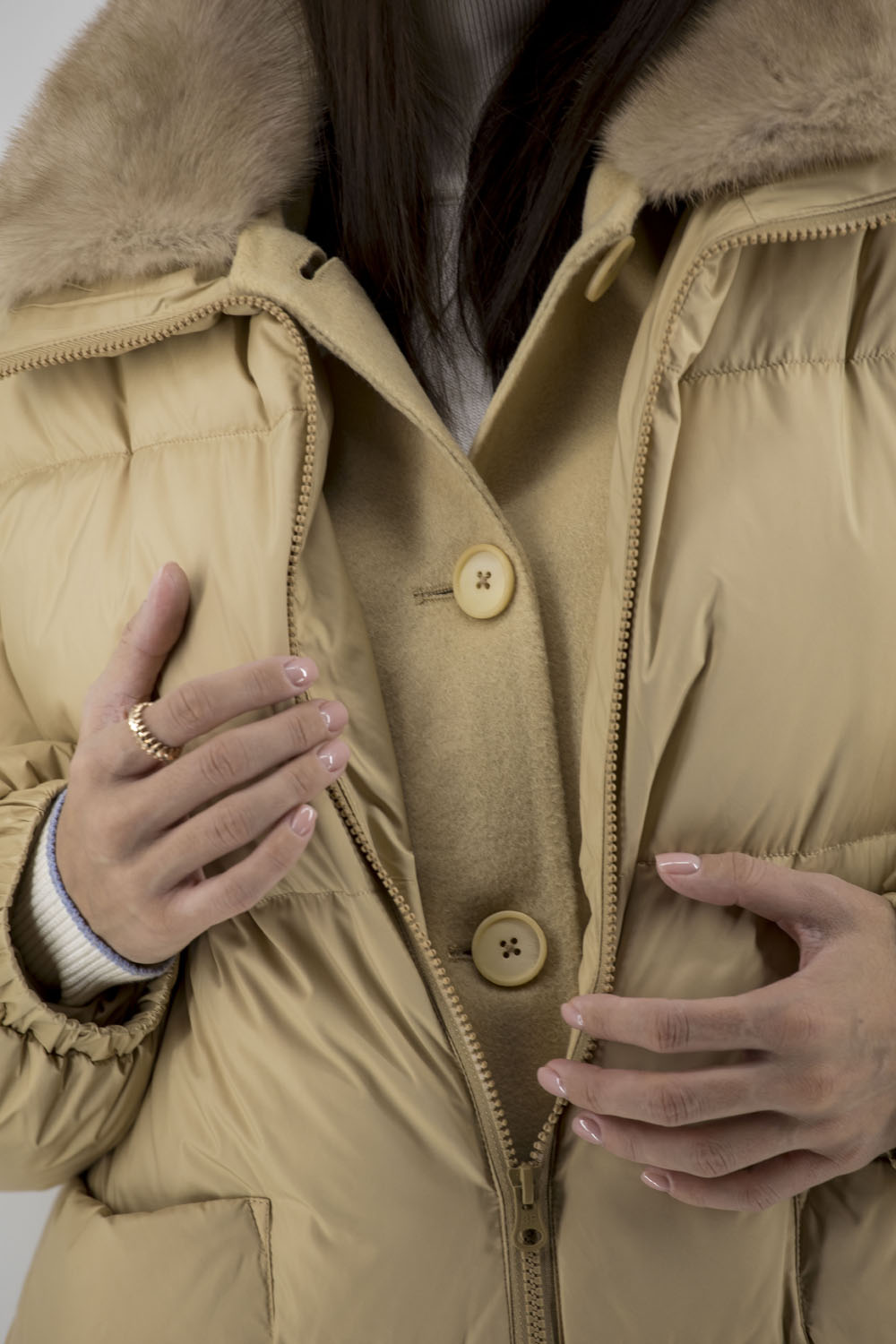 Geacă de damă cu puf și blană de nurcă, toamnă-iarnă, negru/nisipiu Bella Bicchi (nisipos, 44)