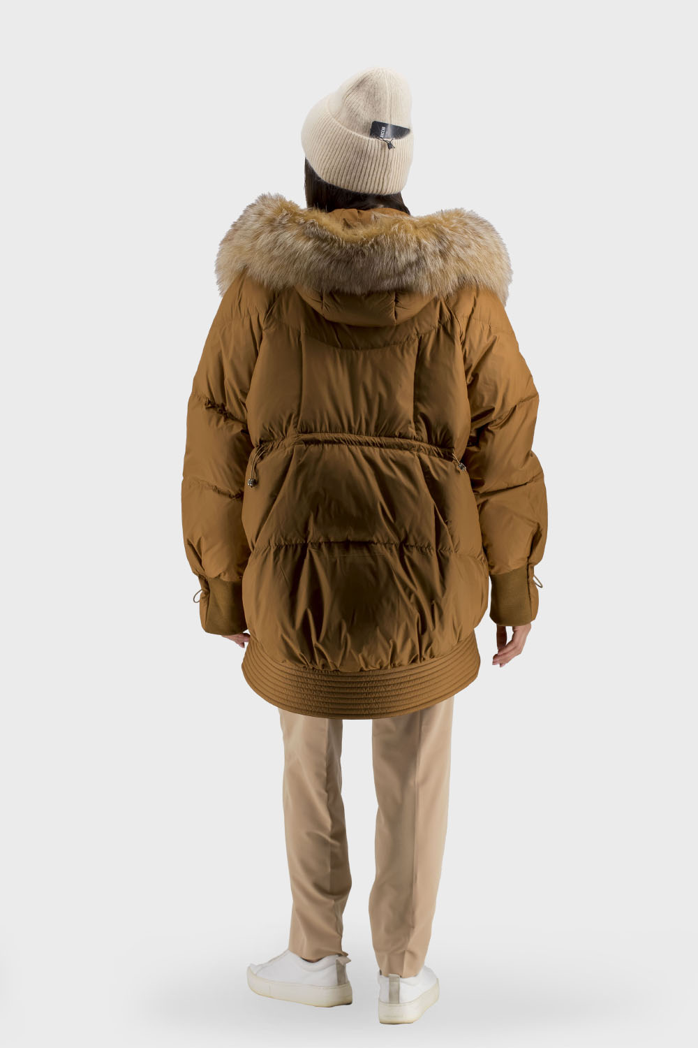 Geacă de iarnă pentru femei, tip puf oversized, cu blană de vulpe argintie, cu glugă Bella Bicchi. (coniac, 54)